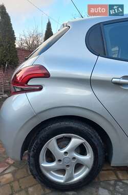 Хетчбек Peugeot 208 2015 в 