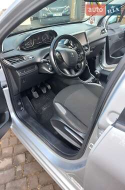 Хетчбек Peugeot 208 2015 в 