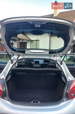 Хетчбек Peugeot 208 2015 в 