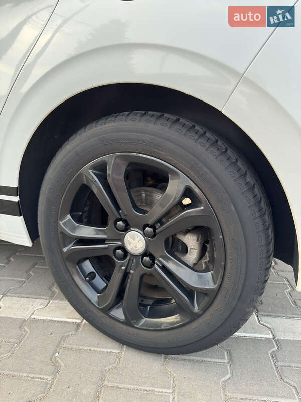 Хэтчбек Peugeot 208 2013 в Виннице
