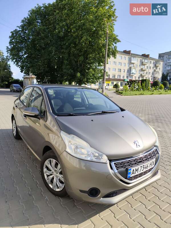 Хетчбек Peugeot 208 2013 в Звягелі
