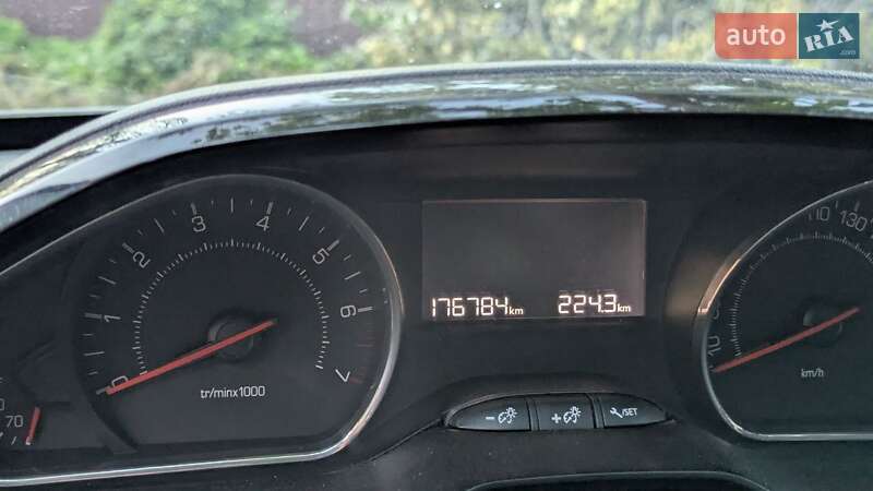 Хэтчбек Peugeot 208 2013 в Киеве фото 6 Хэтчбек Peugeot 208 2013 в Киеве