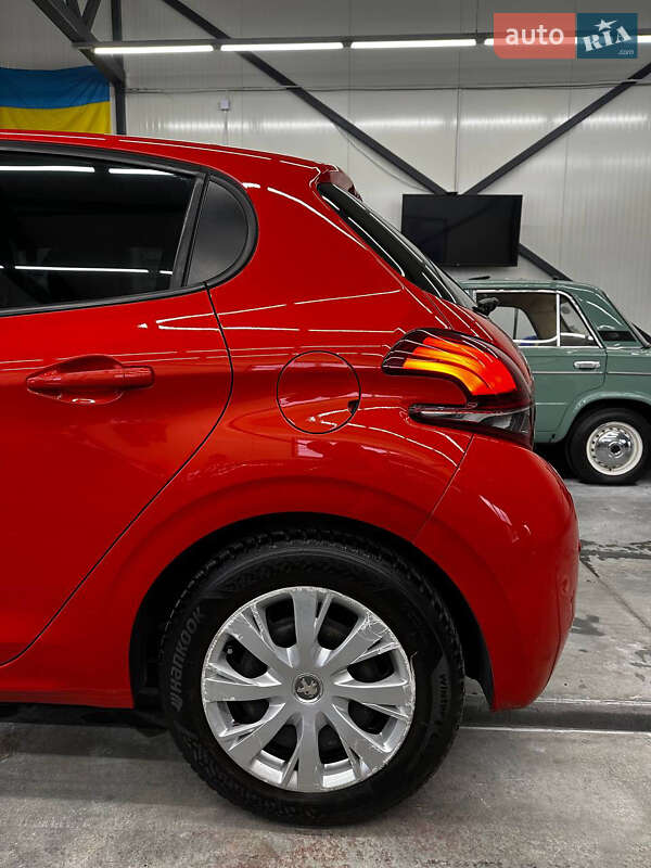 Хетчбек Peugeot 208 2015 в Львові