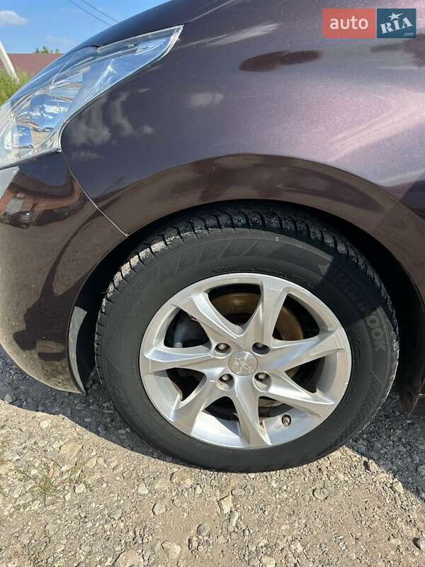 Хетчбек Peugeot 208 2013 в Києві