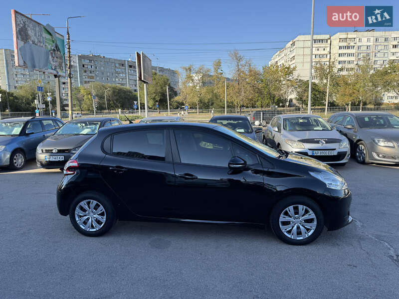 Хетчбек Peugeot 208 2013 в Запоріжжі
