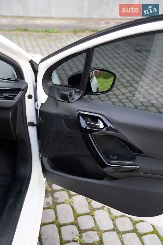 Хэтчбек Peugeot 208 2013 в Бориславе