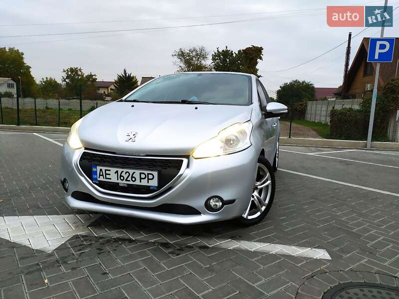 Хетчбек Peugeot 208 2013 в Дніпрі