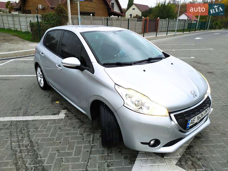 Хетчбек Peugeot 208 2013 в Дніпрі
