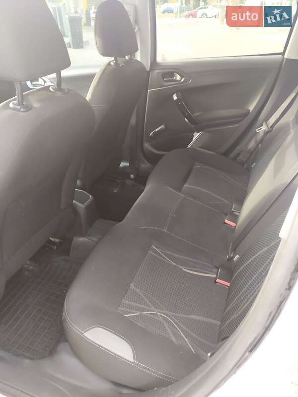 Хетчбек Peugeot 208 2013 в Дніпрі