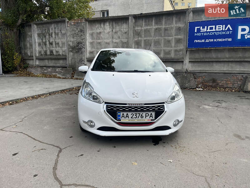 Хэтчбек Peugeot 208 2013 в Киеве