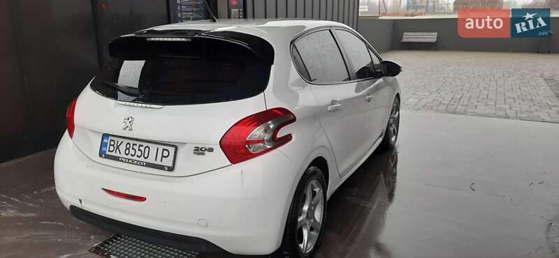 Хэтчбек Peugeot 208 2012 в Брошневе-Осаде