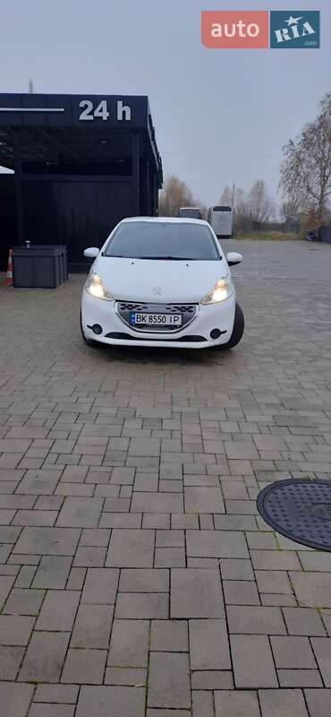 Хэтчбек Peugeot 208 2012 в Брошневе-Осаде