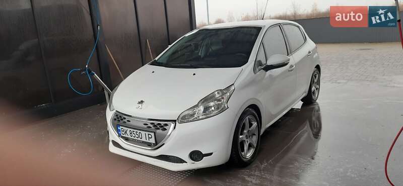 Хэтчбек Peugeot 208 2012 в Брошневе-Осаде