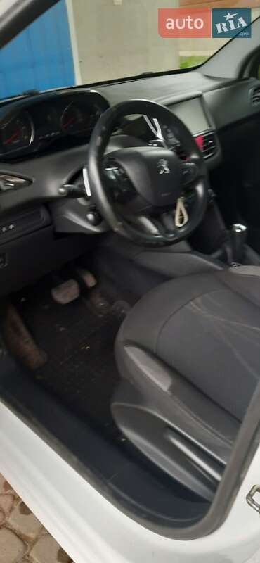 Хэтчбек Peugeot 208 2012 в Брошневе-Осаде