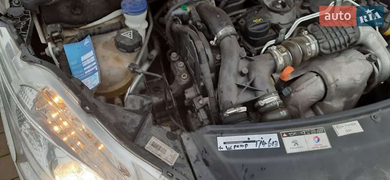 Хэтчбек Peugeot 208 2012 в Брошневе-Осаде