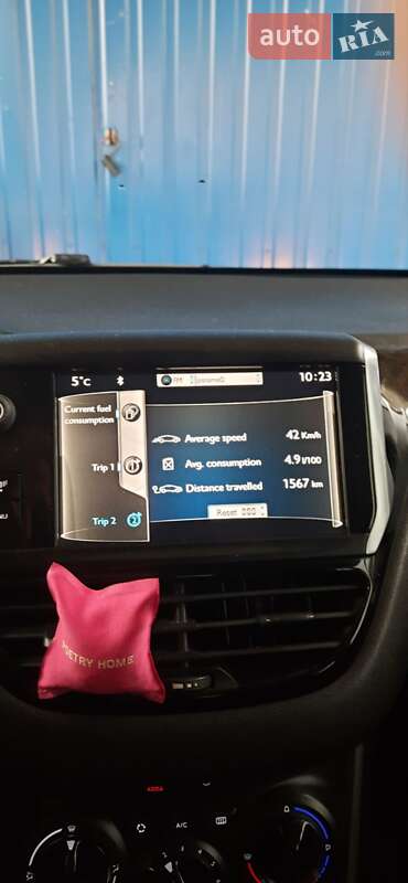 Хэтчбек Peugeot 208 2012 в Брошневе-Осаде