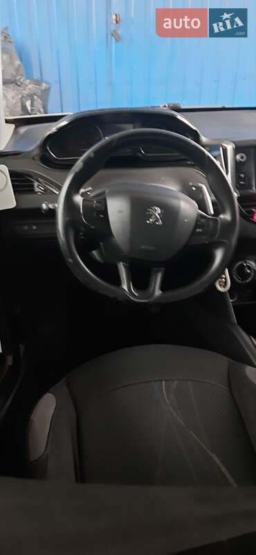 Хэтчбек Peugeot 208 2012 в Брошневе-Осаде