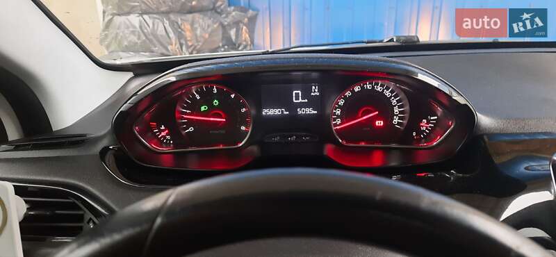 Хэтчбек Peugeot 208 2012 в Брошневе-Осаде