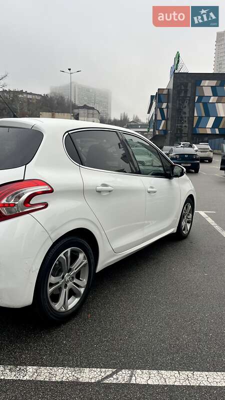 Хэтчбек Peugeot 208 2013 в Киеве