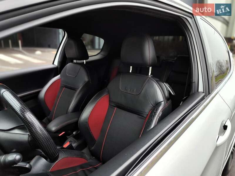 Хэтчбек Peugeot 208 2013 в Киеве фото 4 Хэтчбек Peugeot 208 2013 в Киеве
