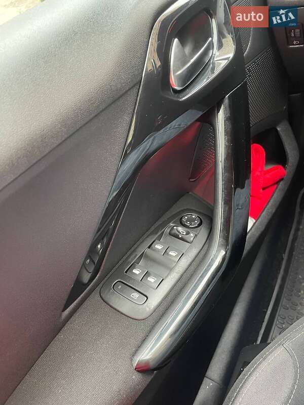 Хетчбек Peugeot 208 2014 в Києві