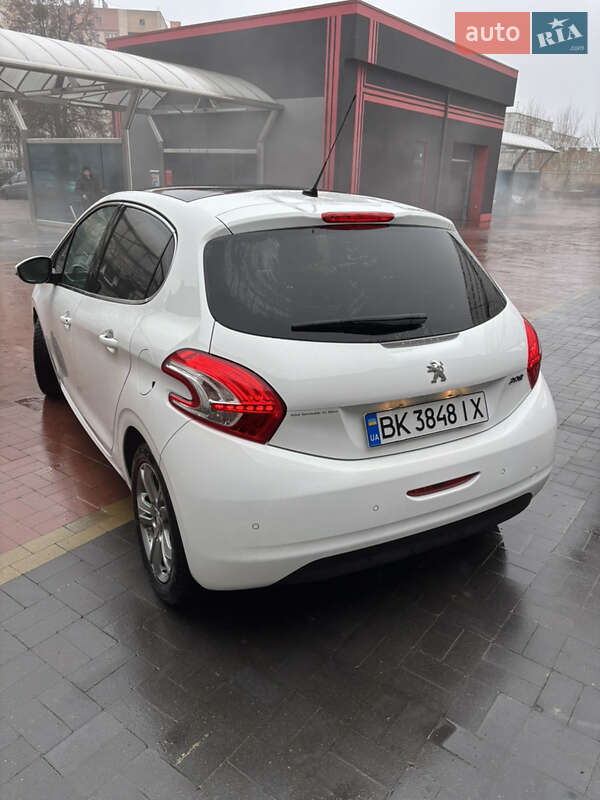 Хэтчбек Peugeot 208 2014 в Ровно