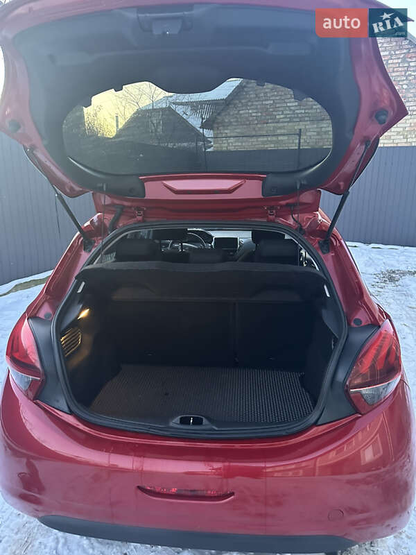 Хетчбек Peugeot 208 2017 в Ірпені