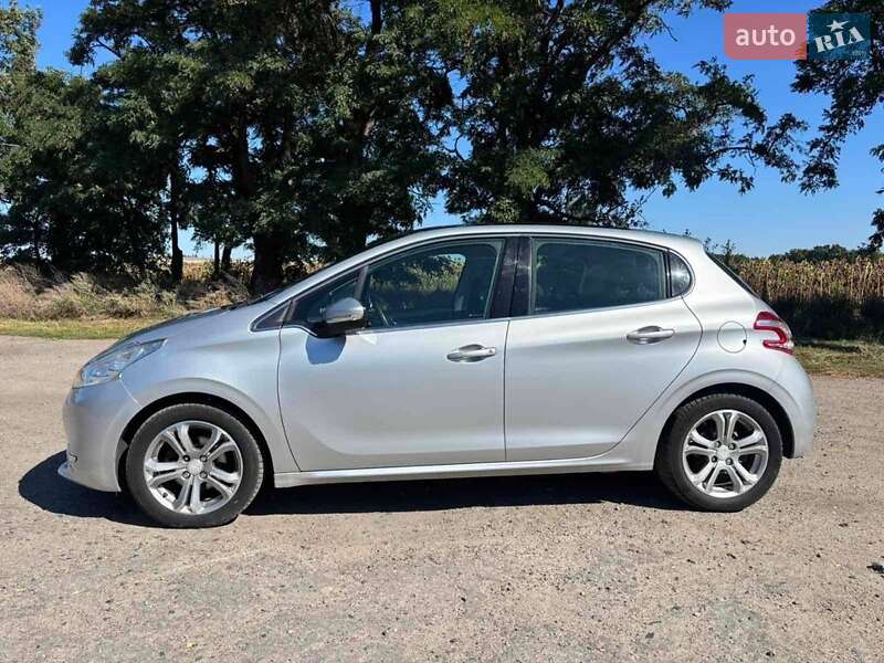 Хэтчбек Peugeot 208 2012 в Савинцах