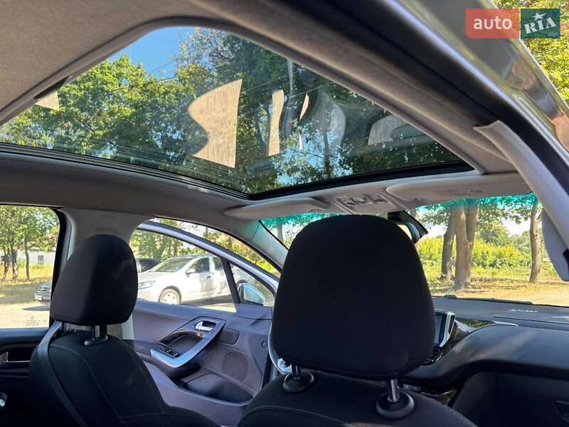 Хэтчбек Peugeot 208 2012 в Савинцах