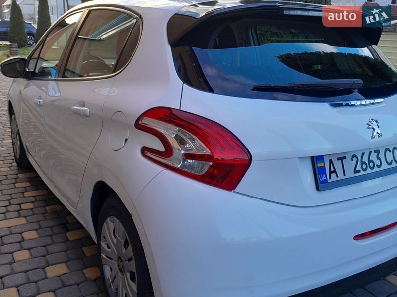 Хэтчбек Peugeot 208 2012 в Рогатине