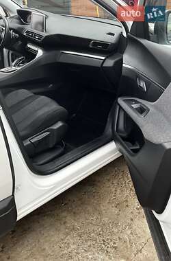Внедорожник / Кроссовер Peugeot 3008 2017 в 
