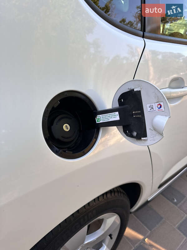 Позашляховик / Кросовер Peugeot 3008 2012 в Миколаєві