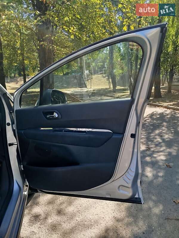 Позашляховик / Кросовер Peugeot 3008 2011 в Кам'янському