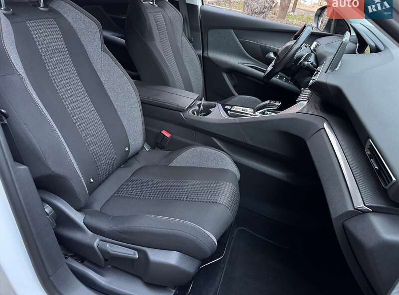 Внедорожник / Кроссовер Peugeot 3008 2017 в Киеве