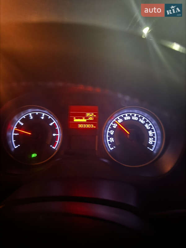 Седан Peugeot 301 2013 в Києві