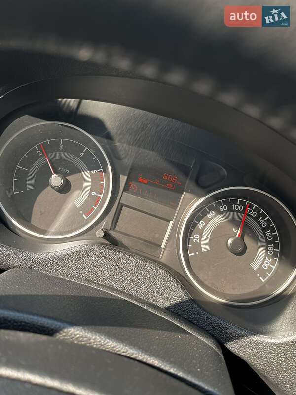 Седан Peugeot 301 2013 в Києві