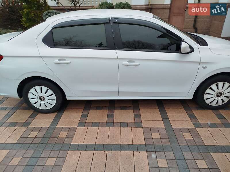 Седан Peugeot 301 2018 в Обухові