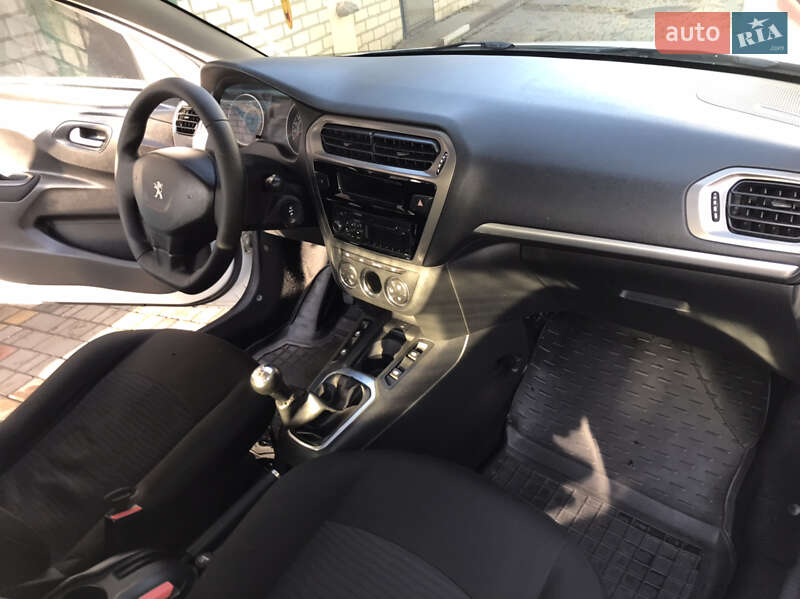 Седан Peugeot 301 2016 в Карлівці