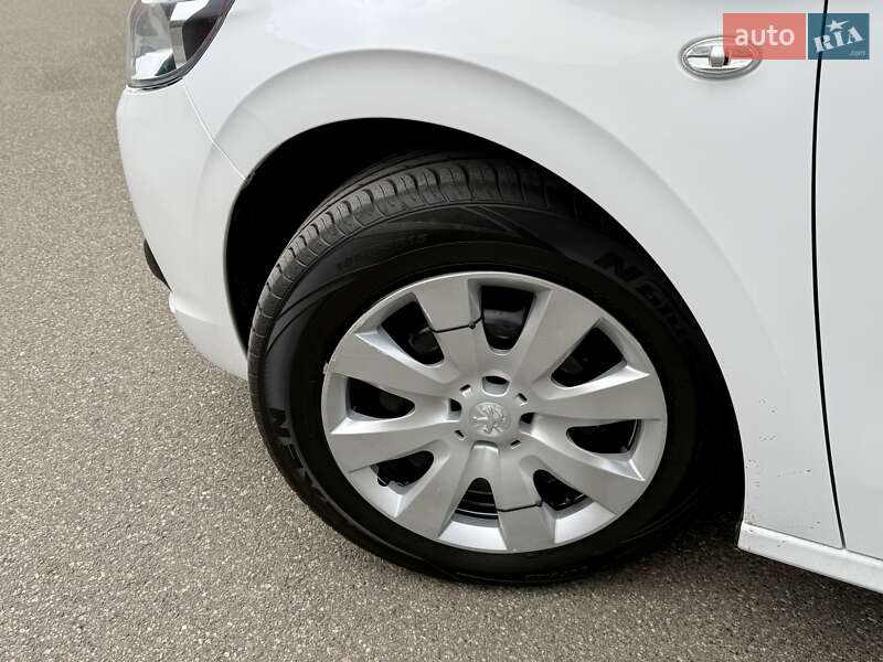 Седан Peugeot 301 2020 в Киеве