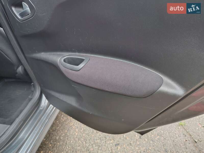Седан Peugeot 301 2016 в Роздільній