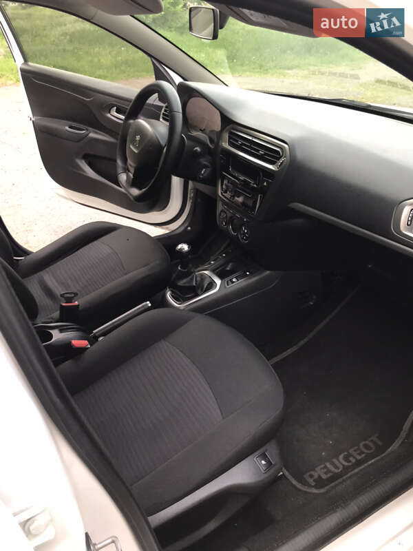 Седан Peugeot 301 2016 в Карлівці