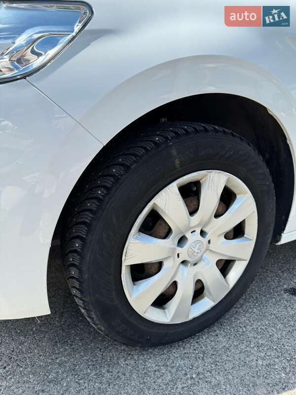 Седан Peugeot 301 2015 в Харькове