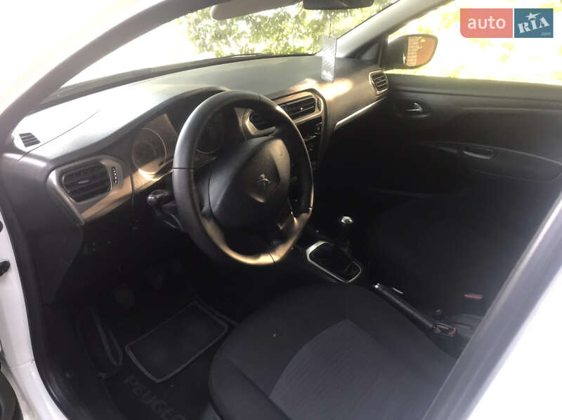 Седан Peugeot 301 2016 в Карлівці