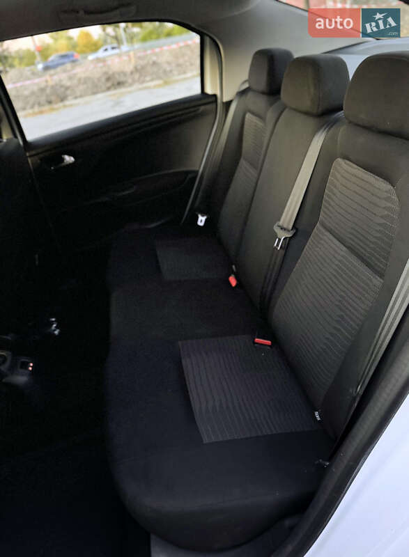 Седан Peugeot 301 2017 в Днепре