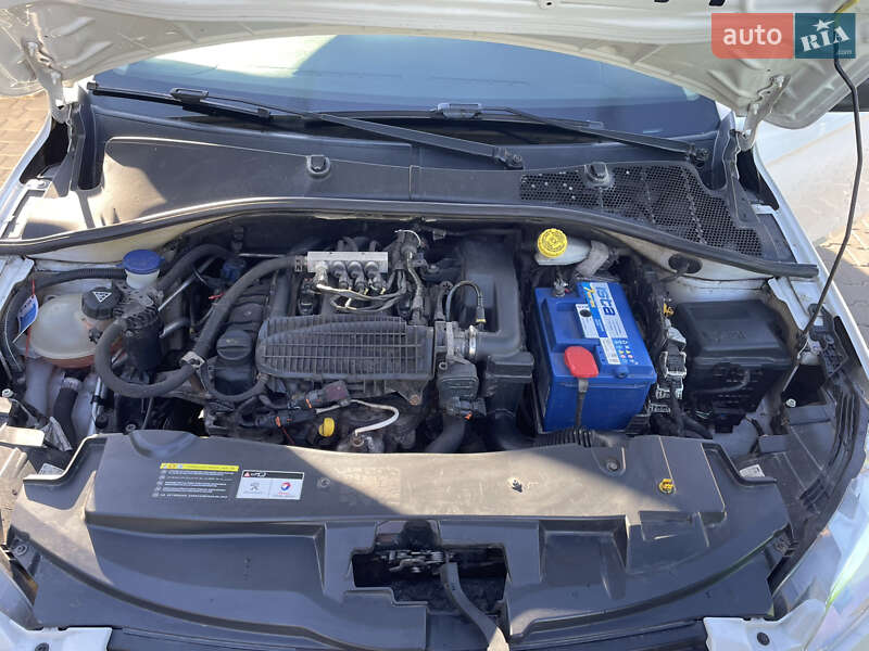 Седан Peugeot 301 2016 в Яготині