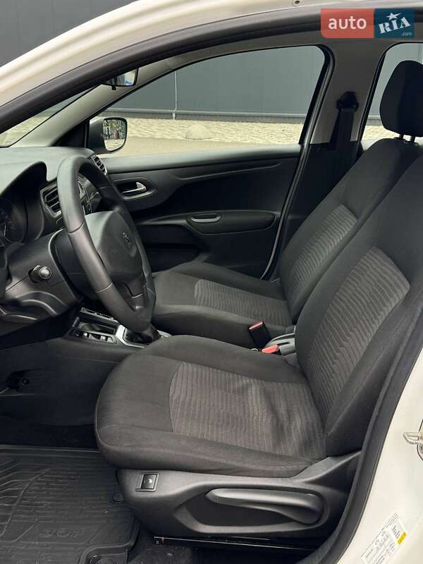 Седан Peugeot 301 2018 в Киеве