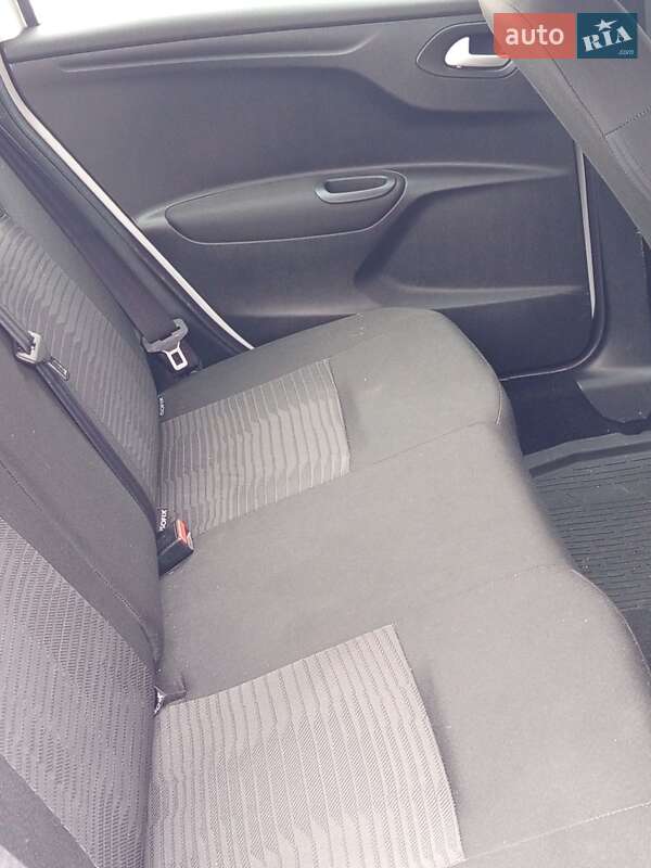 Седан Peugeot 301 2018 в Киеве