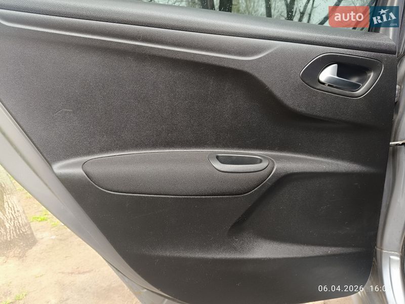 Седан Peugeot 301 2017 в Киеве