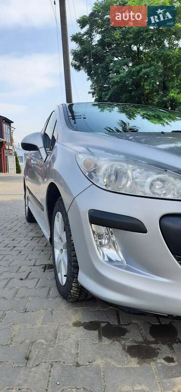 Хетчбек Peugeot 308 2011 в Чернівцях
