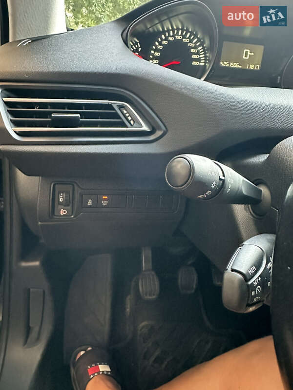 Универсал Peugeot 308 2015 в Каменском